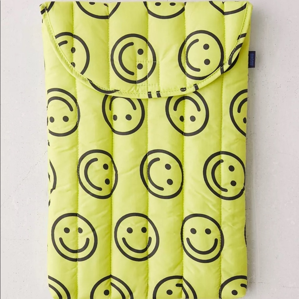 Baggu smiley laptop case 16”